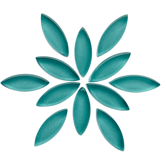 Kleine Blütenblätter Helles Wasser