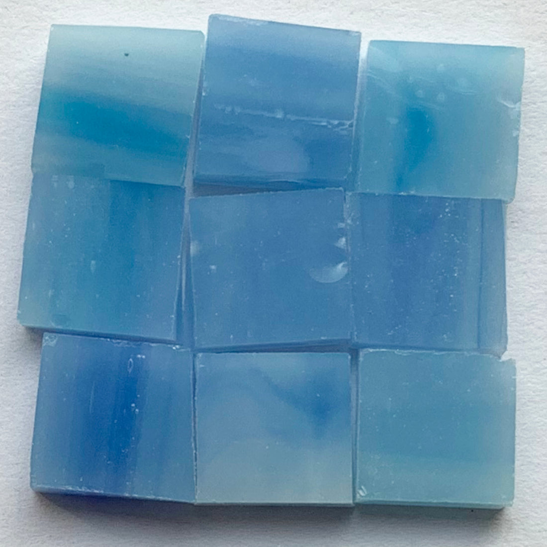 Detailansicht von Tiffany Glacier Karibikblau mit neun Glasplättchen