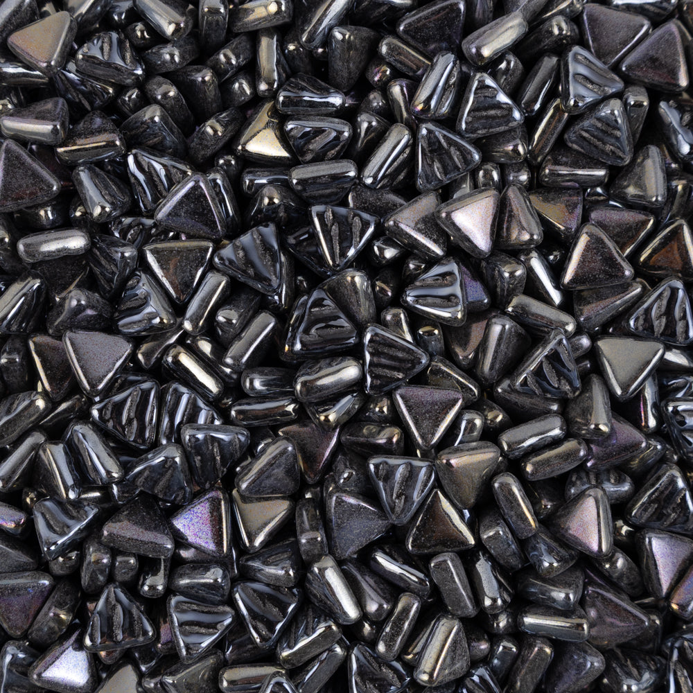 Packshot Mini Glass Mosaic Triangle Iridised – black – 8mm