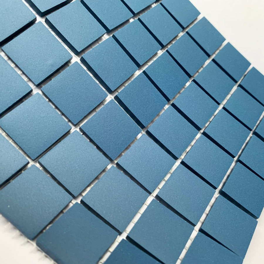 Winckelmans Bleu Nuit – matte Mosaikfliesen im Format 20x20 mm auf Netz